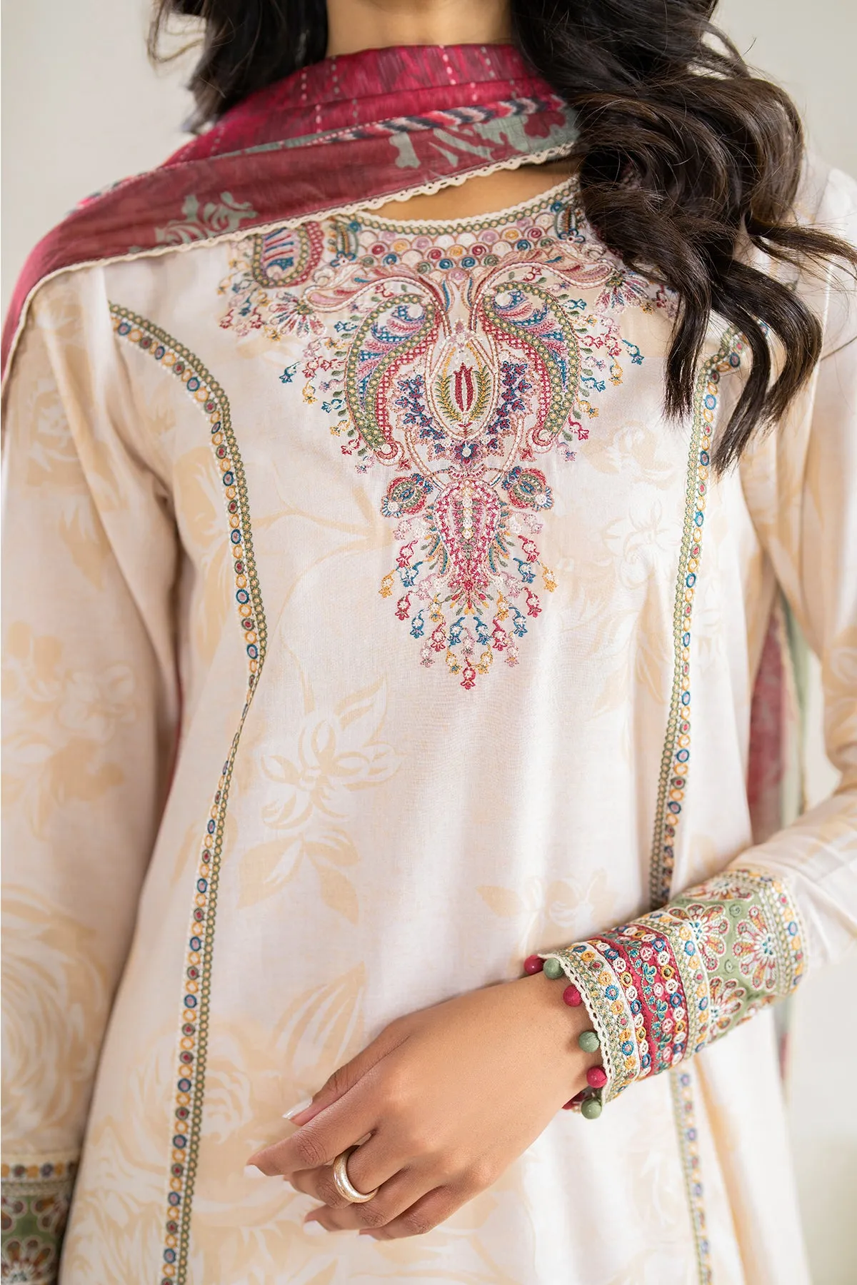 Embroidered Lawn USE-9040