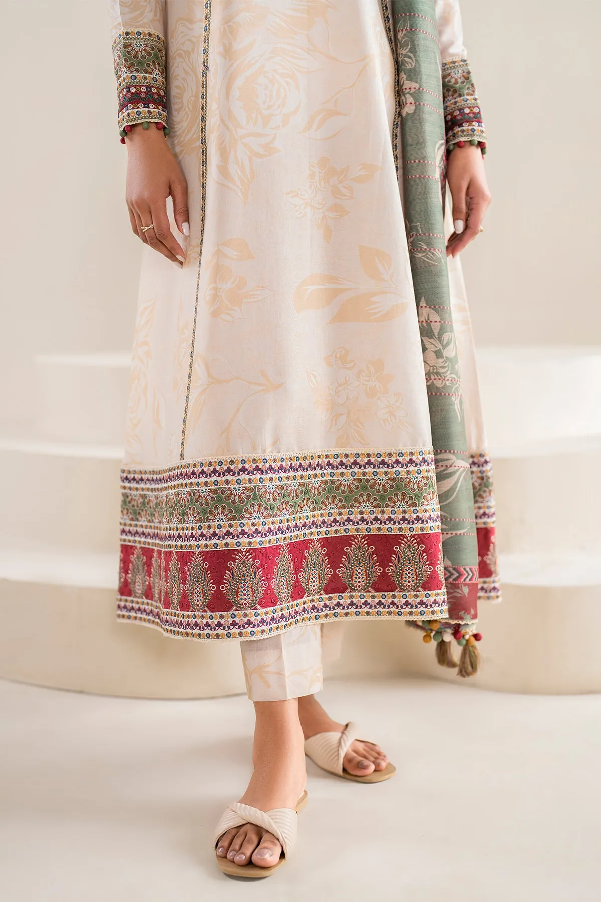 Embroidered Lawn USE-9040