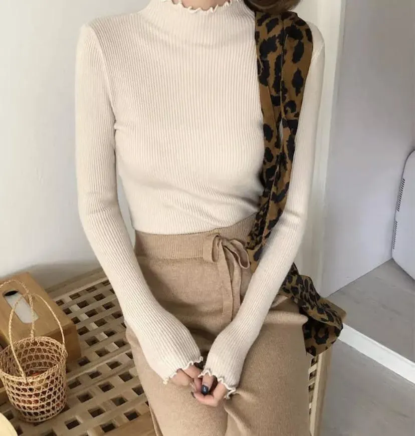 Ruffled Turtle-neck sweatshirt